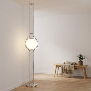 Lampadaire plafond-sol à boule blanche allumé – ambiance intérieure 3