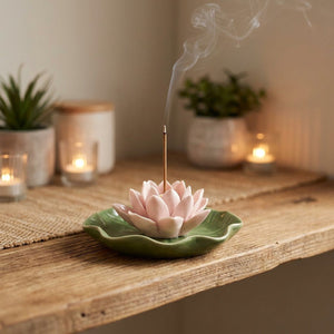 Porte-encens lotus rose sur étagère coin méditation