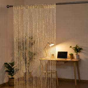 Rideau à fils scintillant doré séparant un bureau dans un intérieur chic
