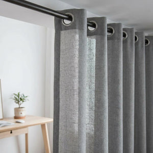 Rideau gris texturé dans un bureau scandinave épuré