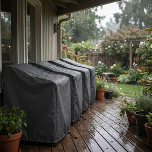 Housses de chaise de jardin protégeant le mobilier sous la pluie sur une terrasse couverte
