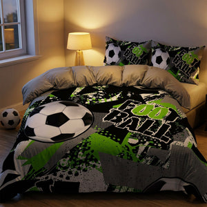 Housse de couette de football dans une chambre chaleureuse avec lampe de chevet allumée