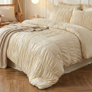 Parure de lit bohème chic drapée avec plaid en maille au coin d'une chambre cosy