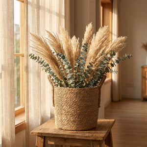 Panier paille naturelle avec herbe de la pampa lumière dorée