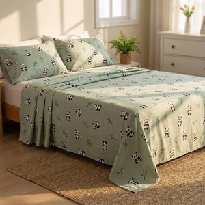 Drap plat en coton motif panda sur un lit avec tapis en fibre naturelle