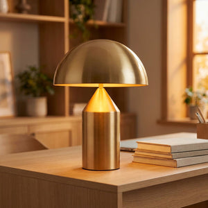 Lampe champignon dorée allumée sur un bureau en bois dans un bureau à domicile minimaliste nordique