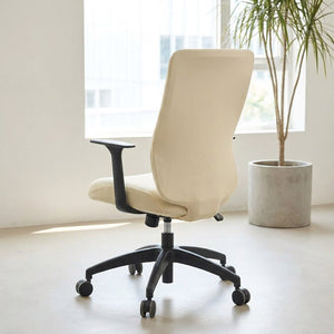 Housse de chaise de bureau beige vue de dos dans un espace de travail lumineux