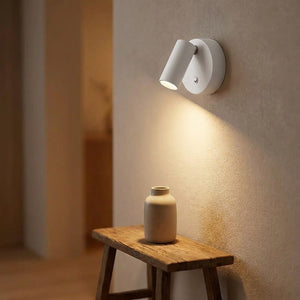Applique murale LED blanche dans une entrée éclairant une console en bois
