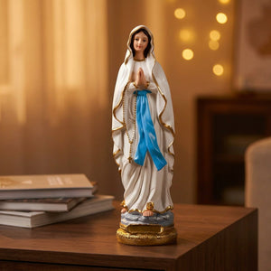 Statue religieuse Vierge Marie sur table en bois noyer lumière golden hour ambiance chaleureuse et apaisante