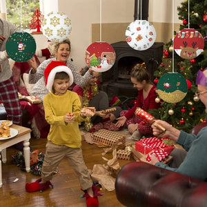 Famille ouvrant des cadeaux sous des lanternes de Noël suspendues