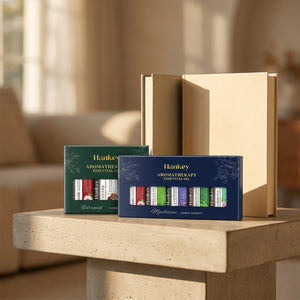 Coffrets huiles essentielles aromatiques sur table lumière dorée