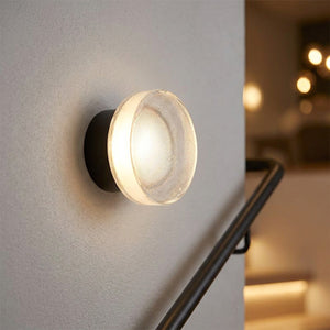 Applique murale LED noire au verre strié près d'un escalier moderne