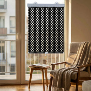 Store enrouleur noir installé sur une porte fenêtre de salon cocooning