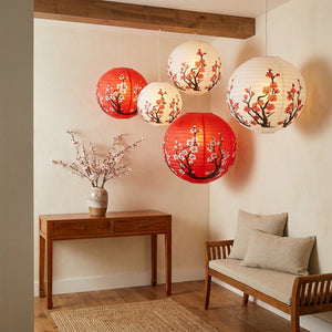 Lanternes japonaises en papier dans une entrée élégante et sobre