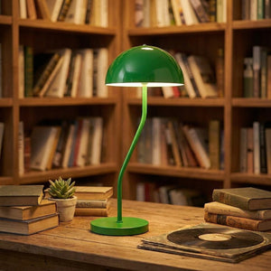 Lampe de table champignon dans un salon rétro