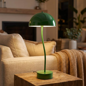 Lampe champignon verte allumée sur table bois salon cosy ambiance chaleureuse