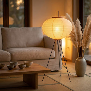 Lampe japonaise Wabi-Sabi dans un salon japonais chaleureux