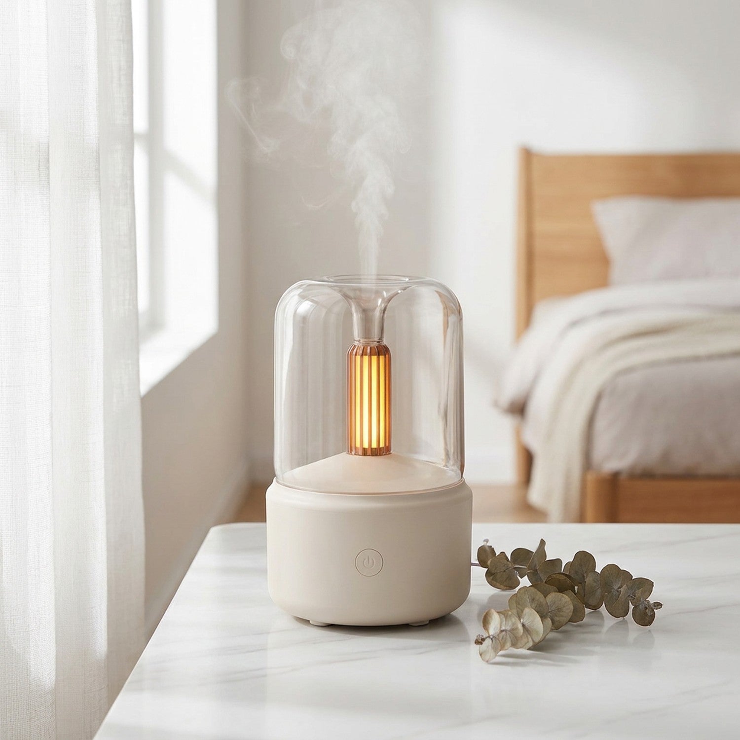 Diffuseur d'arômes USB beige sur surface en marbre avec voilage et lumière naturelle