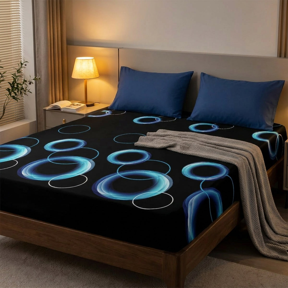 Drap-housse imprimé cercles bleus sur un lit dans une chambre moderne en soirée