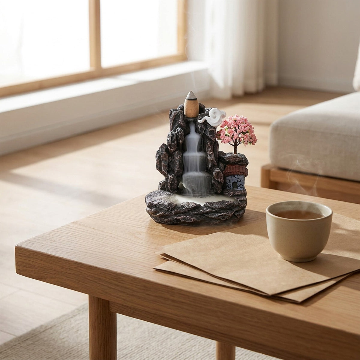 Brûleur d'encens reflux japonais avec fumée cascade sur table basse en bois - décoration zen