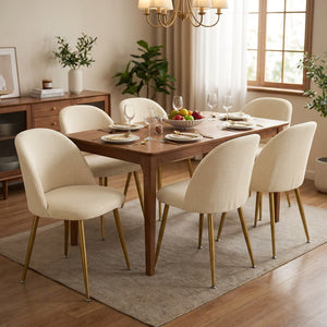 Housses de chaise extensibles beiges assorties autour d'une table à manger dressée