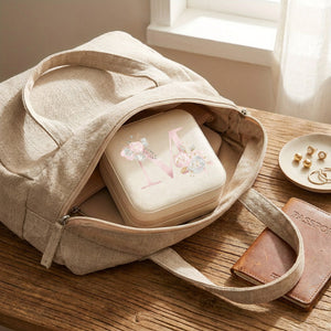 Boîte à bijoux de voyage dans un sac de voyage en lin beige avec passeport