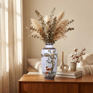 Vase céramique Jingdezhen sur buffet bois avec branches séchées et pampa dans un salon lumineux
