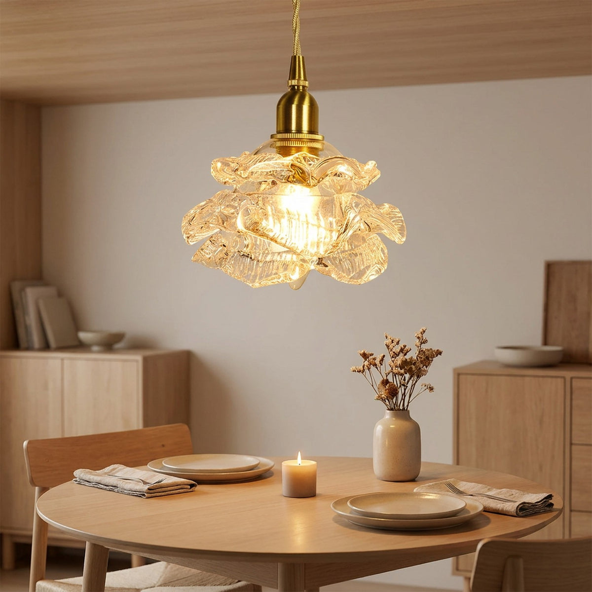 Lustre rose en verre transparent suspendu au-dessus d'une table à manger en bois style nordique