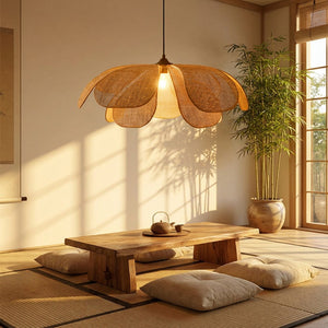 Suspension rotin japonais au-dessus table basse tatami bambou