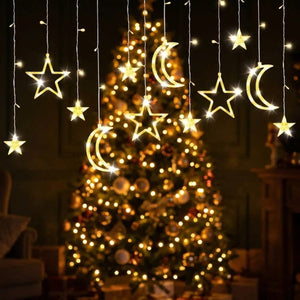 Guirlande rideau LED étoile et lune blanc chaud devant sapin de Noël lumineux
