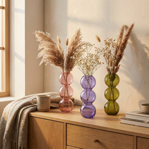 Vases en verre rose violet et vert style nordique avec pampas sur buffet