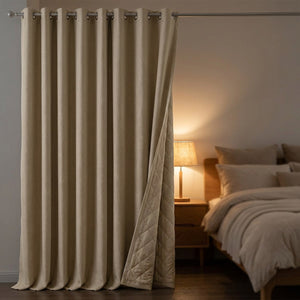 Rideau occultant beige fermé le soir dans une chambre tamisée