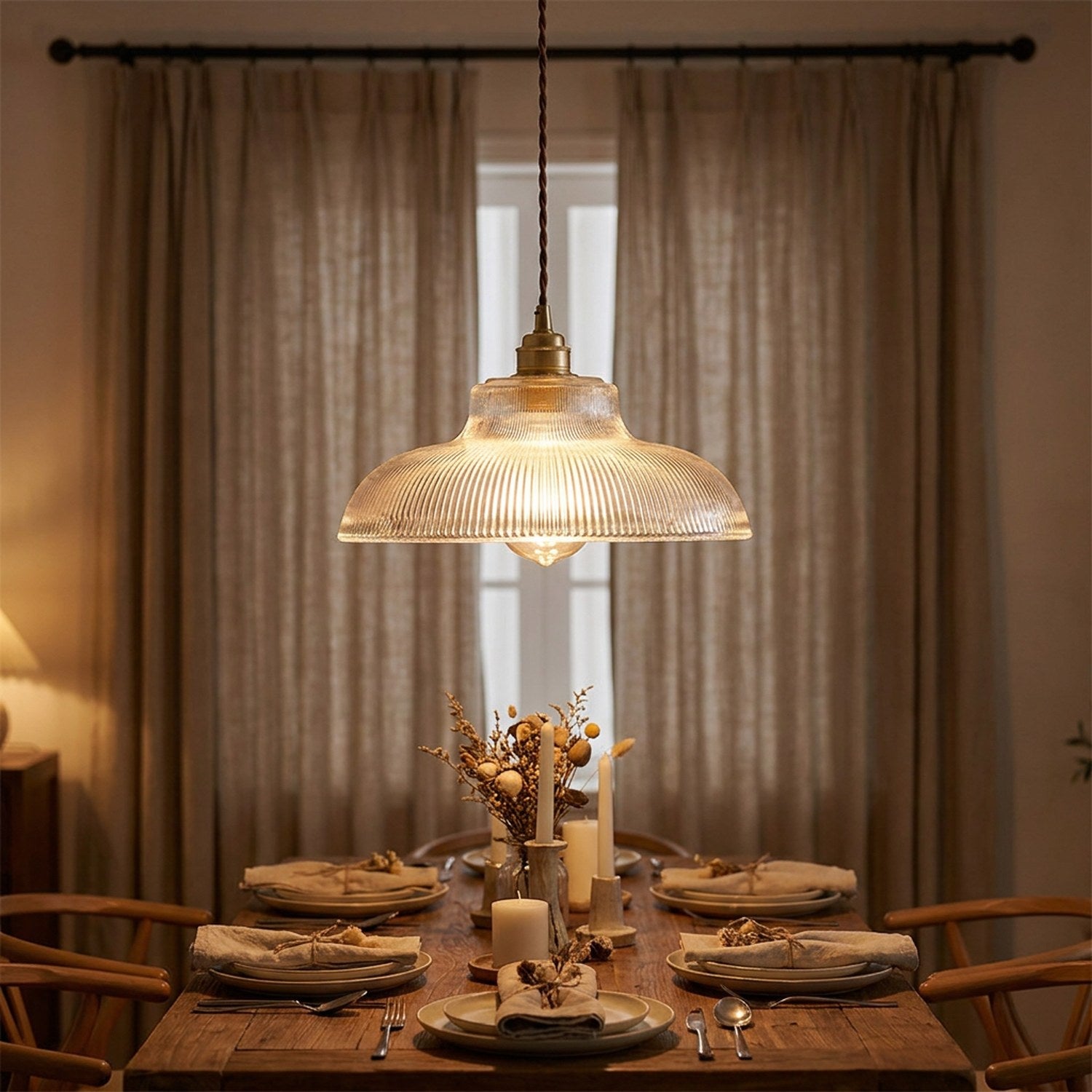 Suspension verre nervuré vintage suspendue au-dessus d'une table à manger rustique illuminée