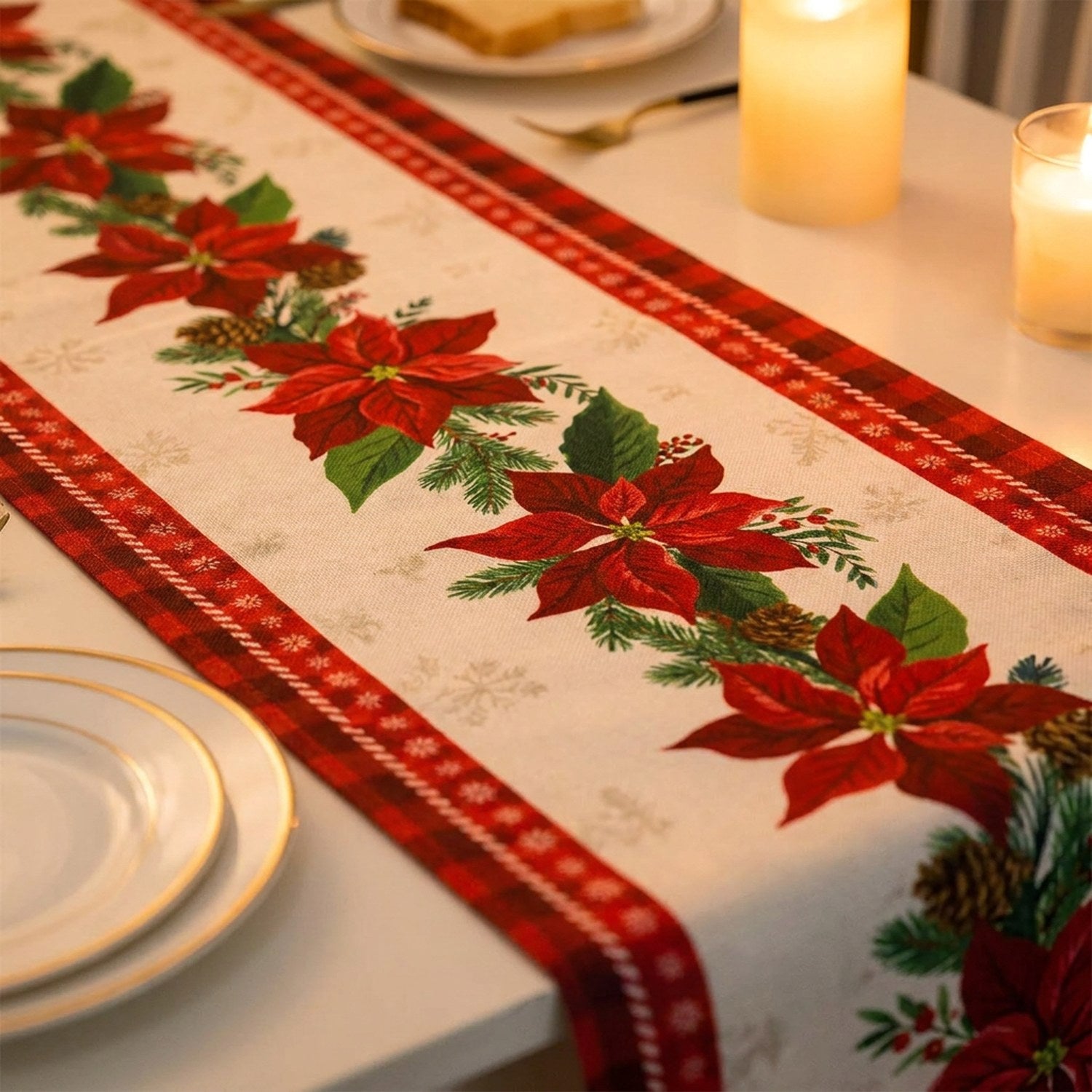 Gros plan sur le motif du chemin de table avec poinsettias rouges, pommes de pin et bordure à carreaux rouge et noir