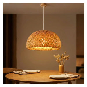 Suspension bambou cloche 26cm au-dessus d'une table à manger zen