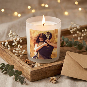 Bougie parfumée avec photo sur plateau en bois ambiance cosy