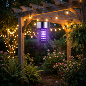 Lampe anti-insectes solaire UV accrochée sous pergola en jardin la nuit