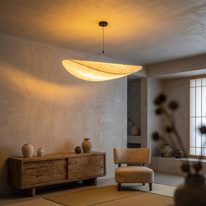 Suspension Wabi Sabi dans un salon japonais, ambiance chaleur