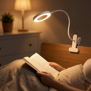 Lampe de bureau à pince fixée à une tête de lit pour lire le soir