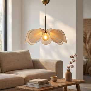 Lustre suspension Wabi Sabi en tissu naturel dans un salon japonais épuré