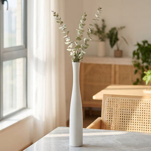 Vase soliflore blanc céramique avec eucalyptus dans un intérieur scandinave