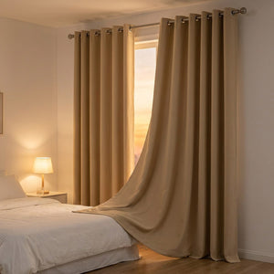 Rideau occultant beige dans une chambre chaleureuse au coucher du soleil