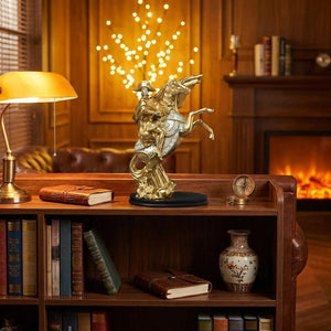 Statue Napoléon sur cheval posée sur une bibliothèque en bois dans un salon chaleureux