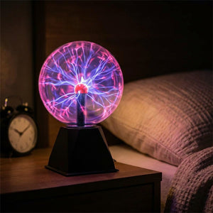 Lampe boule de plasma allumée sur une table de nuit dans une chambre sombre