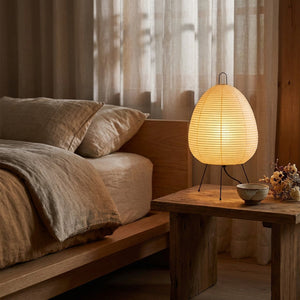 Lampe de table Wabi-Sabi posée sur une table de nuit dans une chambre zen