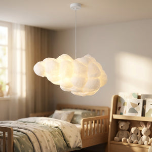 Suspension nuage LED dans une chambre d'enfant avec lit en bois et lumière douce