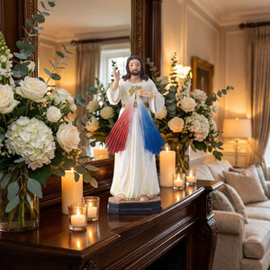 Statuette Jésus Miséricordieux sur manteau de cheminée avec fleurs blanches
