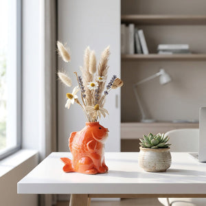 Vase poisson orange sur bureau blanc avec plante verte, décoration bureau