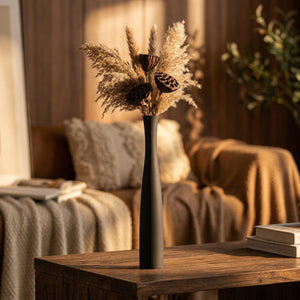 Vase soliflore noir céramique avec pampas dans un salon chaleureux