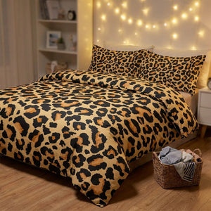 Parure de lit léopard dans une chambre cosy avec guirlande lumineuse